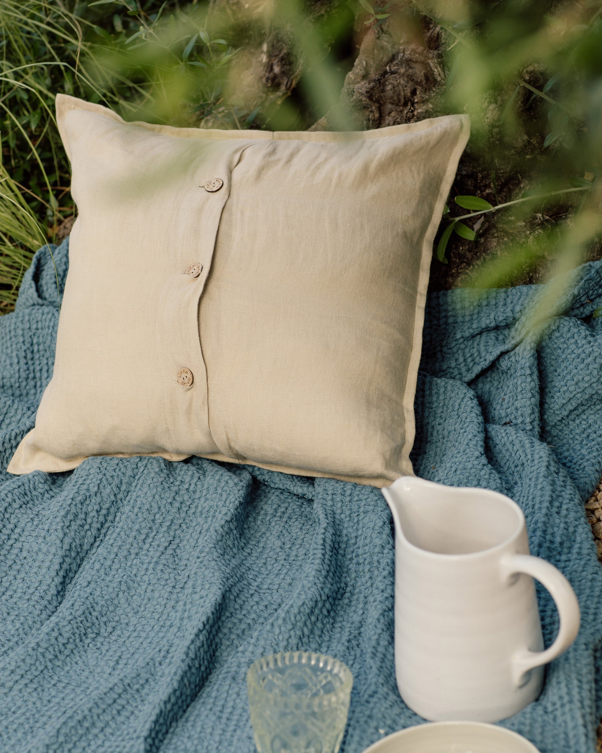Deco pillow cover with buttons