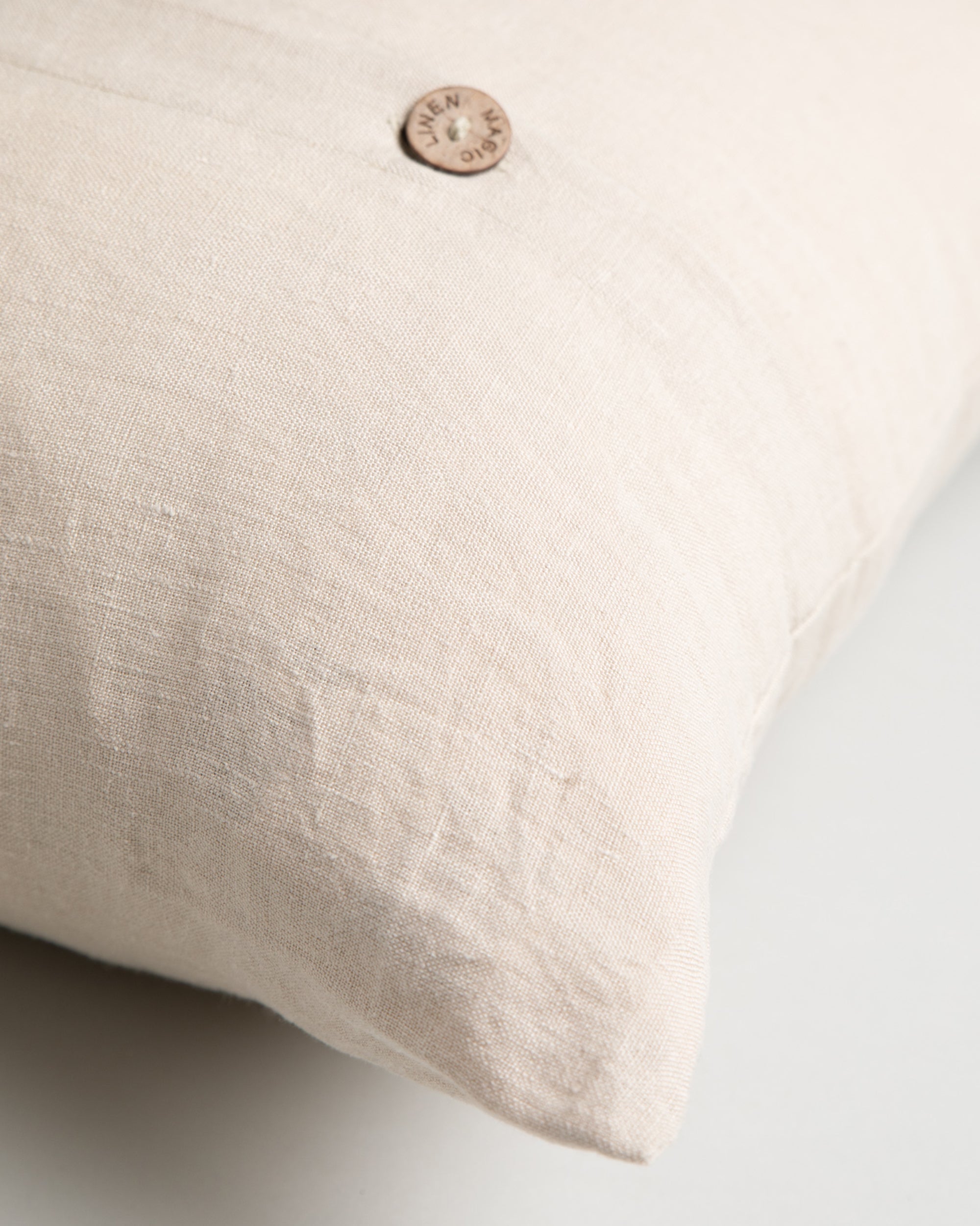 Deco pillow cover with buttons
