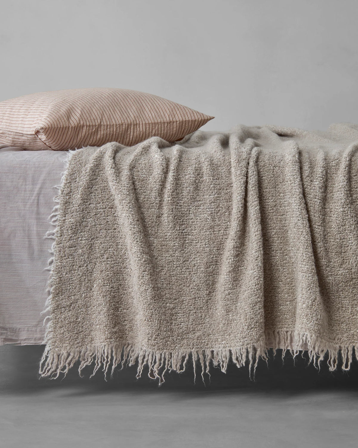 Tuis Collection: Mastice Throw Blanket