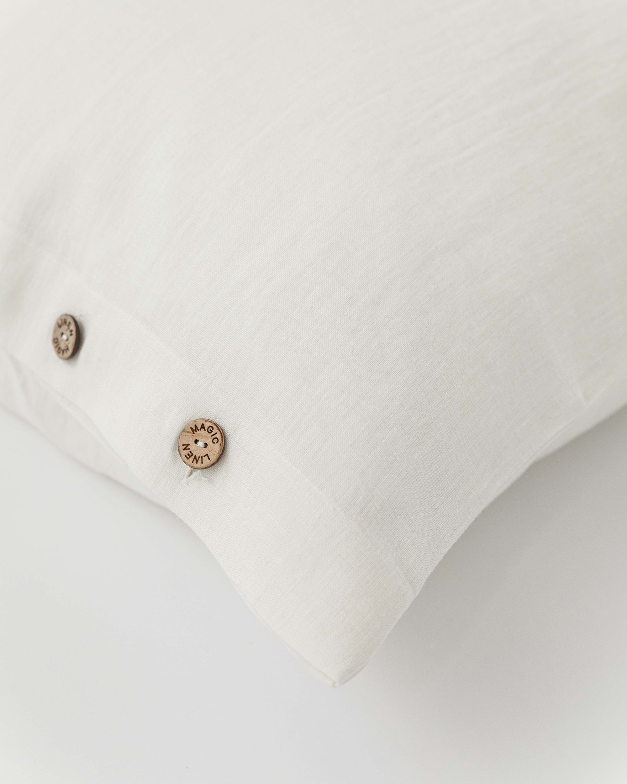 Linen pillowcase with buttons