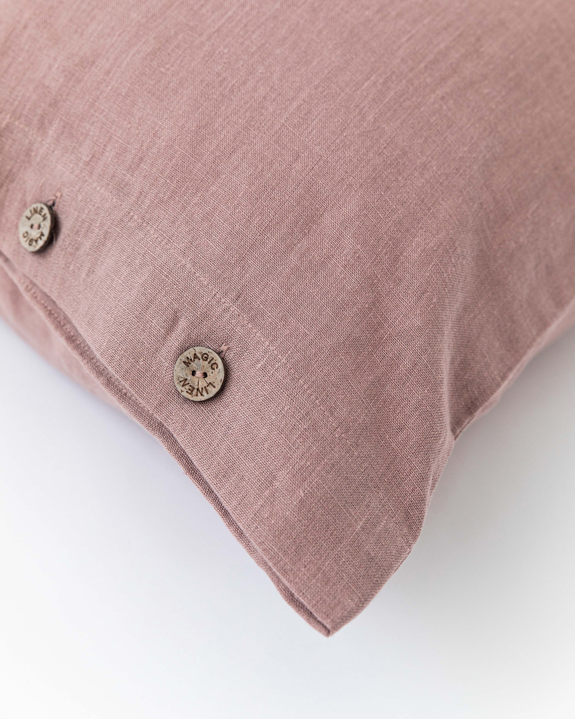 Linen pillowcase with buttons