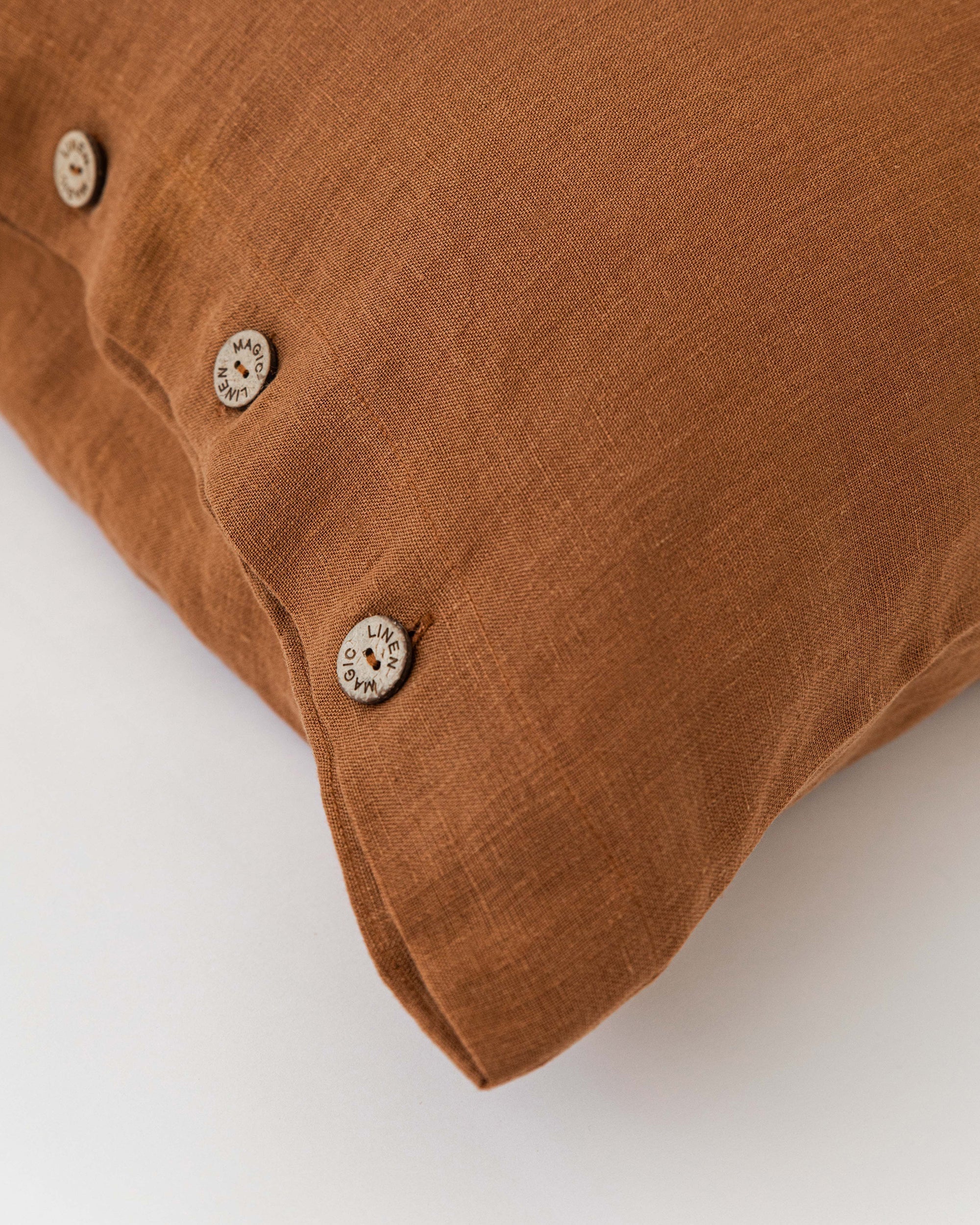 Linen pillowcase with buttons