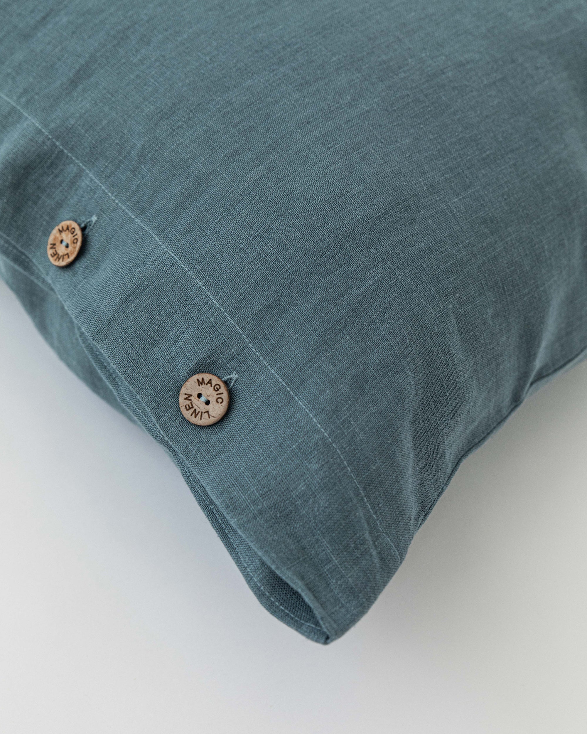 Linen pillowcase with buttons