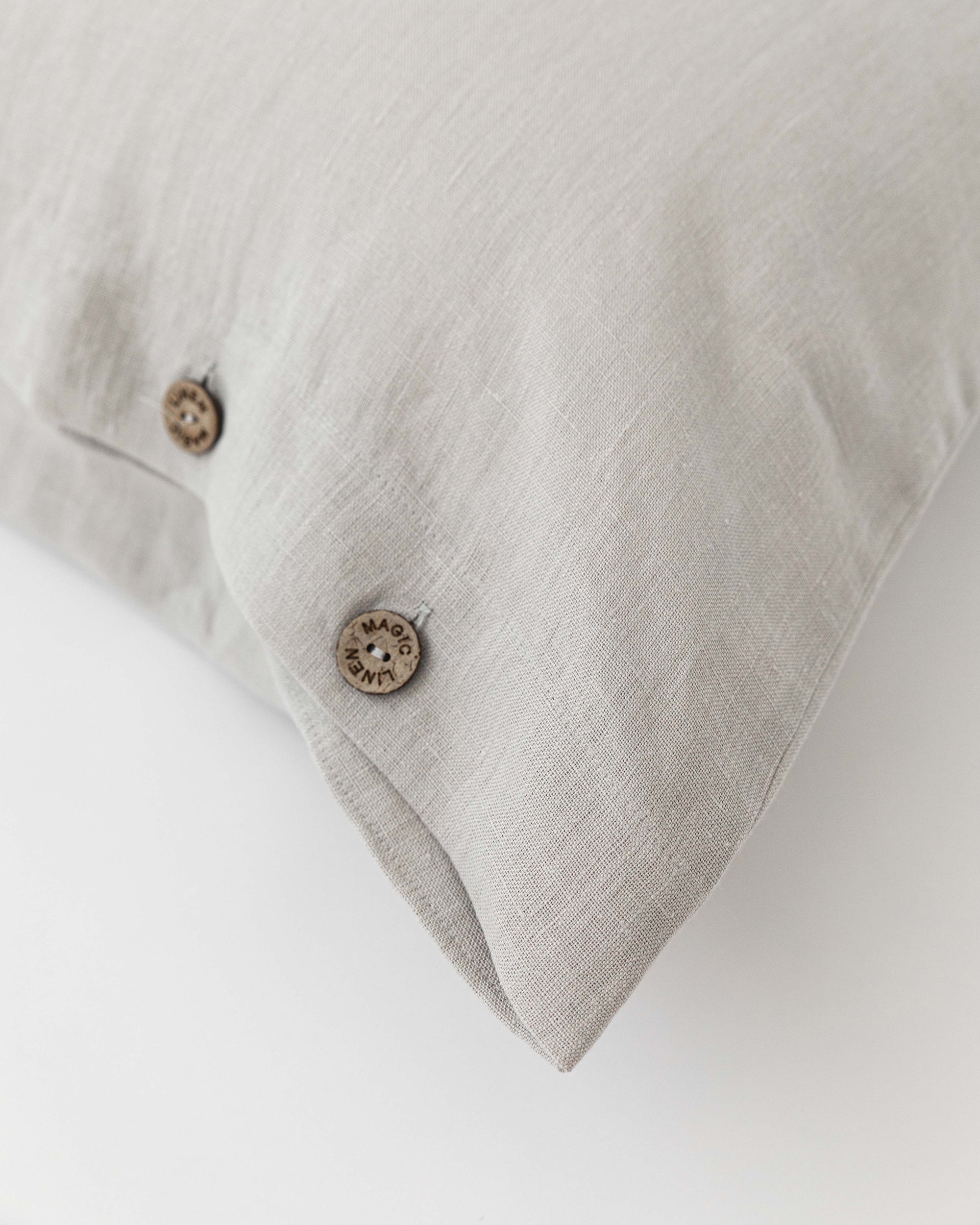 Linen pillowcase with buttons
