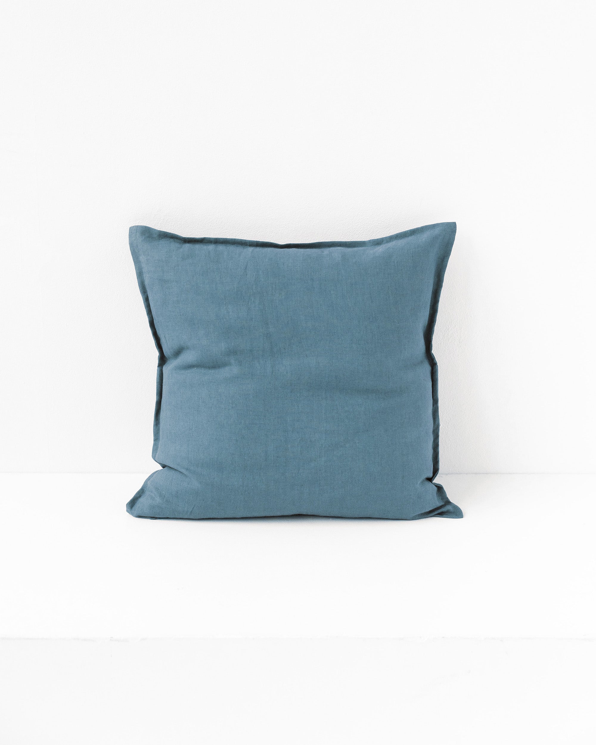 Pillow cover with buttons in Gray blue