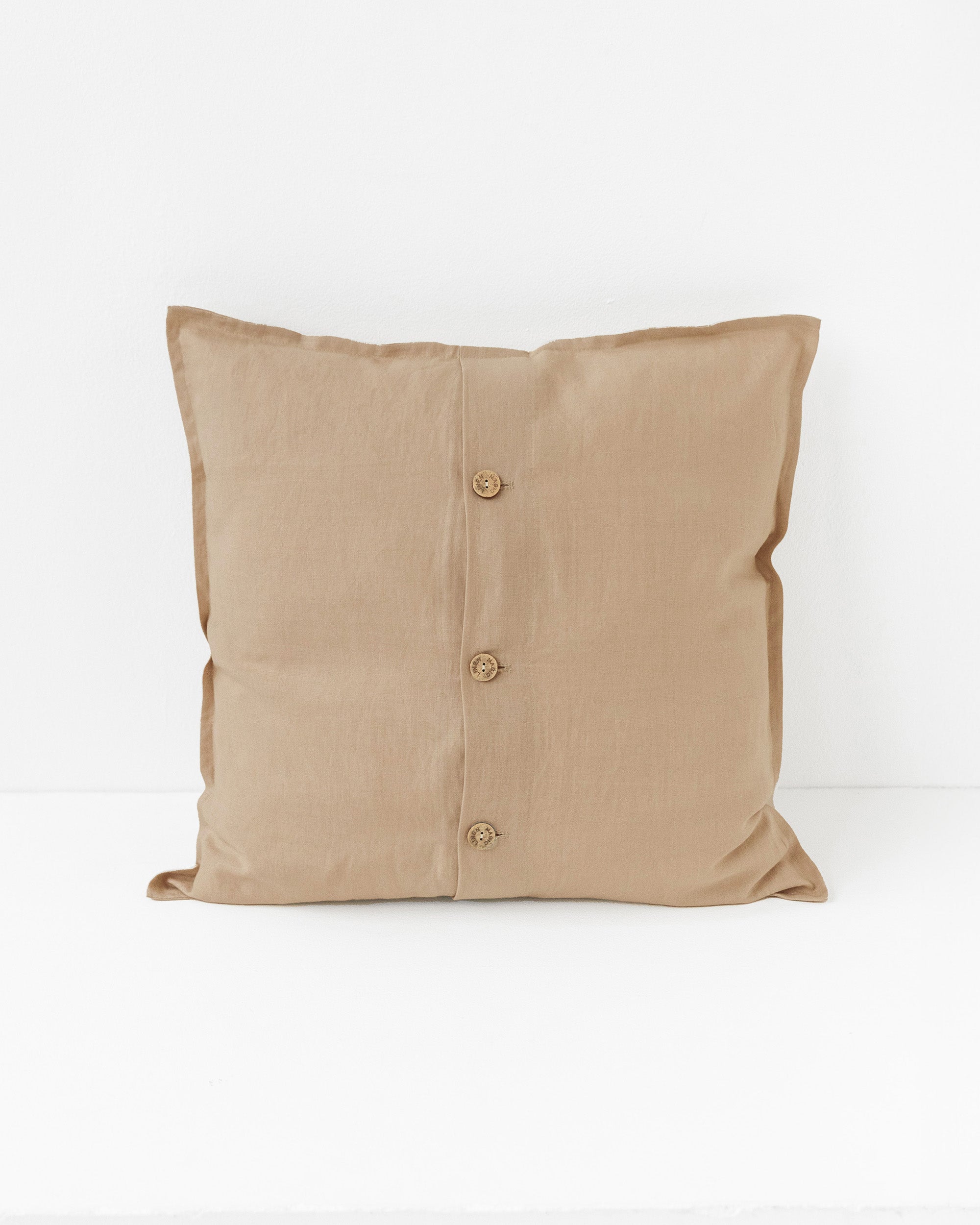 Pillow cover with buttons in Latte